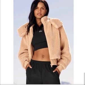 ALO Yoga Foxy Sherpa Jacket in Camel Size Small